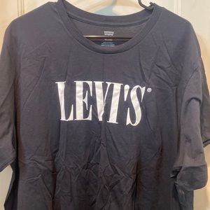 Black Levi’s Tee